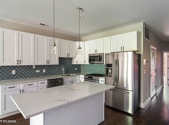3rd image of 857 W Wrightwood Ave