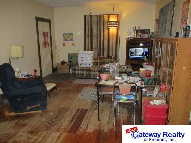 2nd image of 220 E 10th St