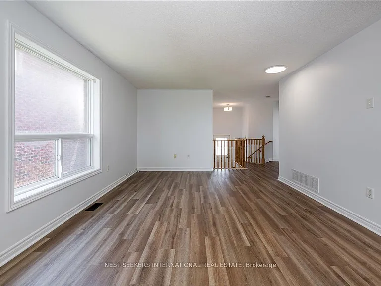116 Courtney Cres #UPPER LEVEL — Photo 5