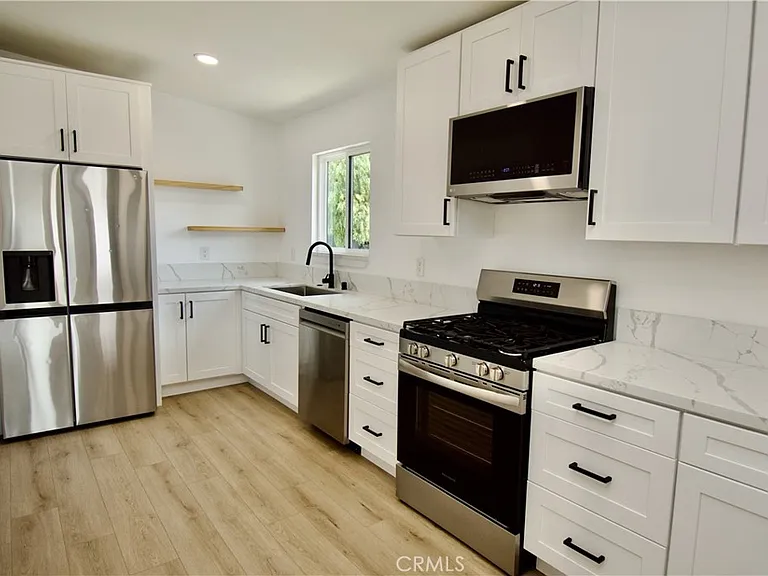 820 Iris Ave — Photo 2