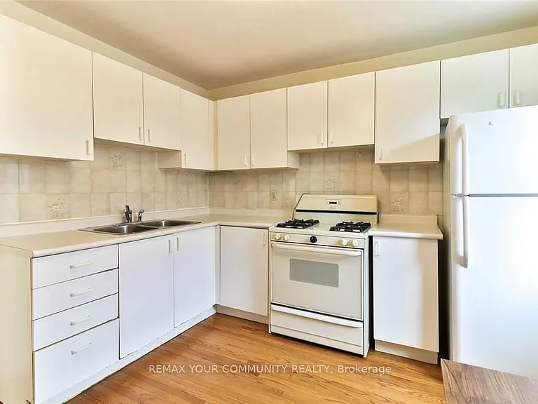 6 Lennox St #UPPER — Photo 7