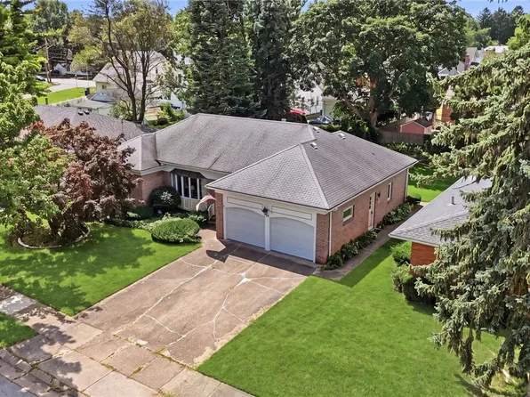 24 Pinecliff Dr, Rochester, NY 14609