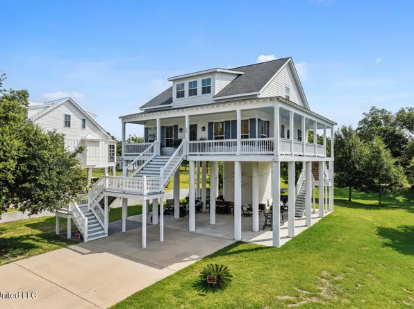 102 Bienville Dr, Waveland, MS 39576
