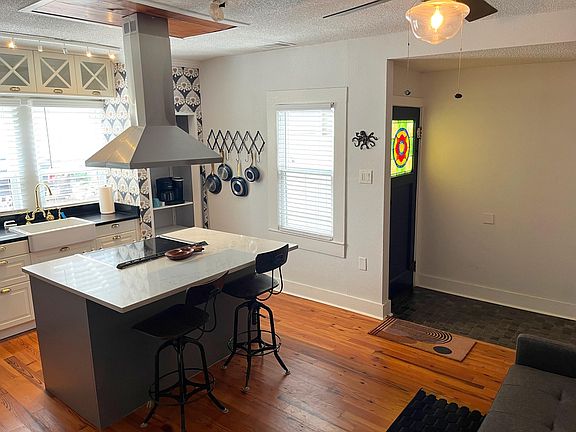 4th image of 225 W Mistletoe Ave #2