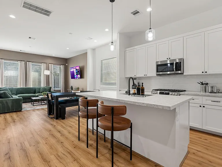2710 Noble St — Photo 17