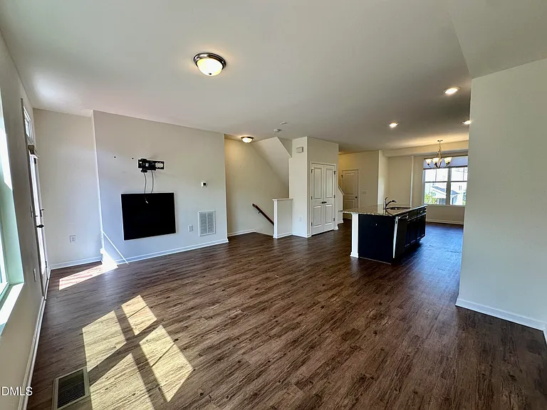 304 Skymont Dr — Photo 10
