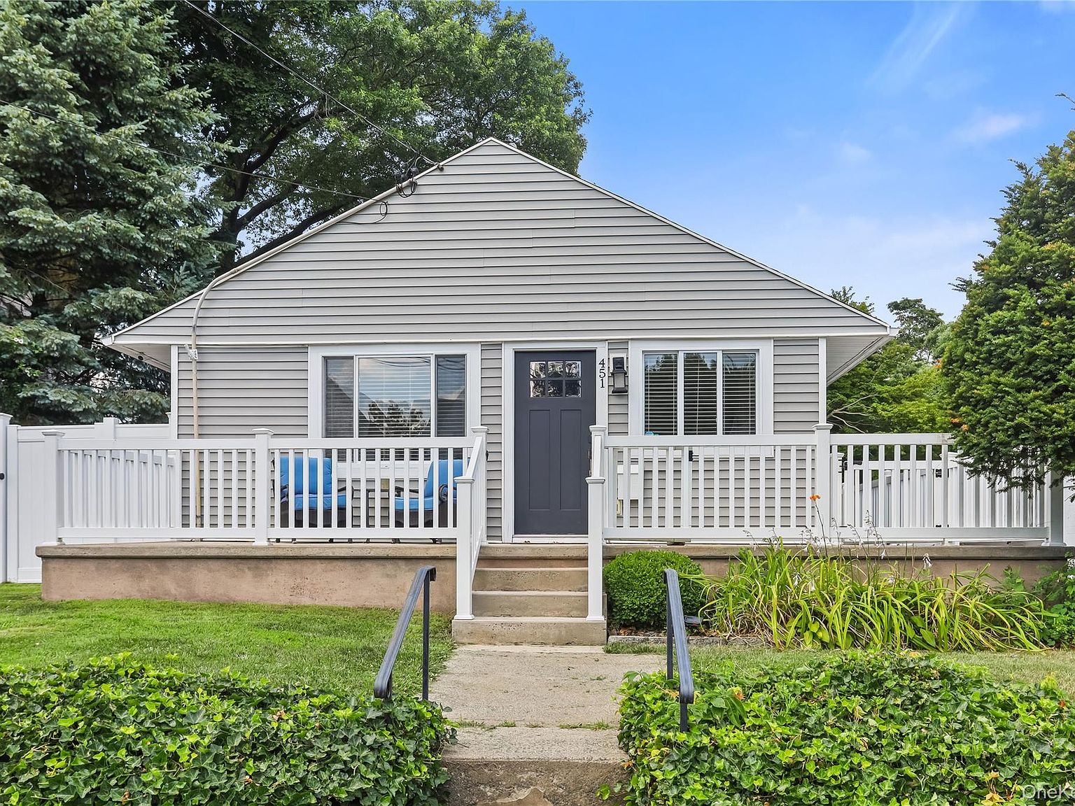 61 Newport Rd, Yonkers, NY 10710 | MLS #908568 | home for sale, image size:1536x1152