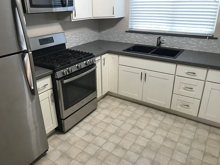 219 E. St. John Street — Photo 3