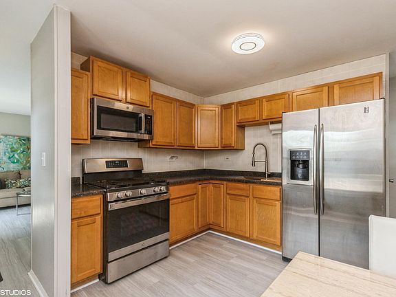 3rd image of 910 Oakwood Dr