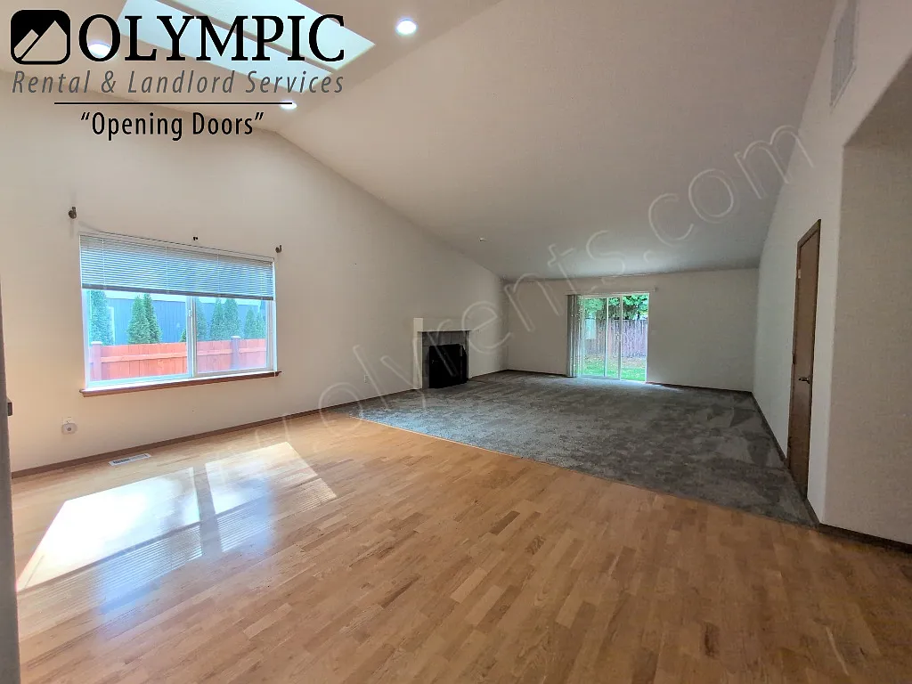 Single Level 3 Bdrm, 2 Bath Home w/ New Carpet! — Photo 2
