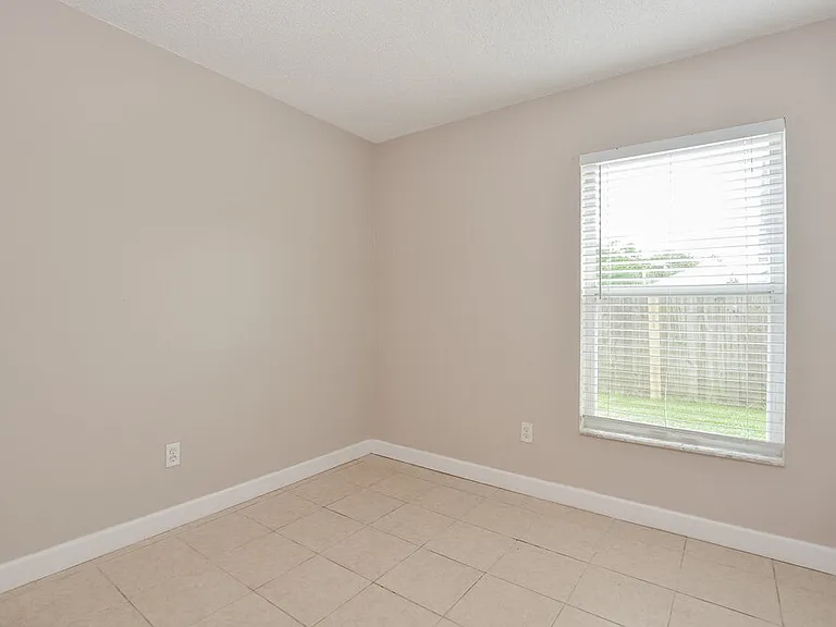 1306 Silverthorn Dr — Photo 13