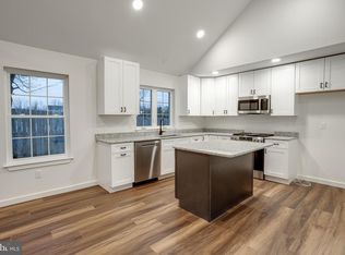 48 Pine St, Beverly, NJ 08010