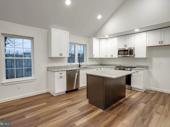 48 Pine St, Beverly, NJ 08010