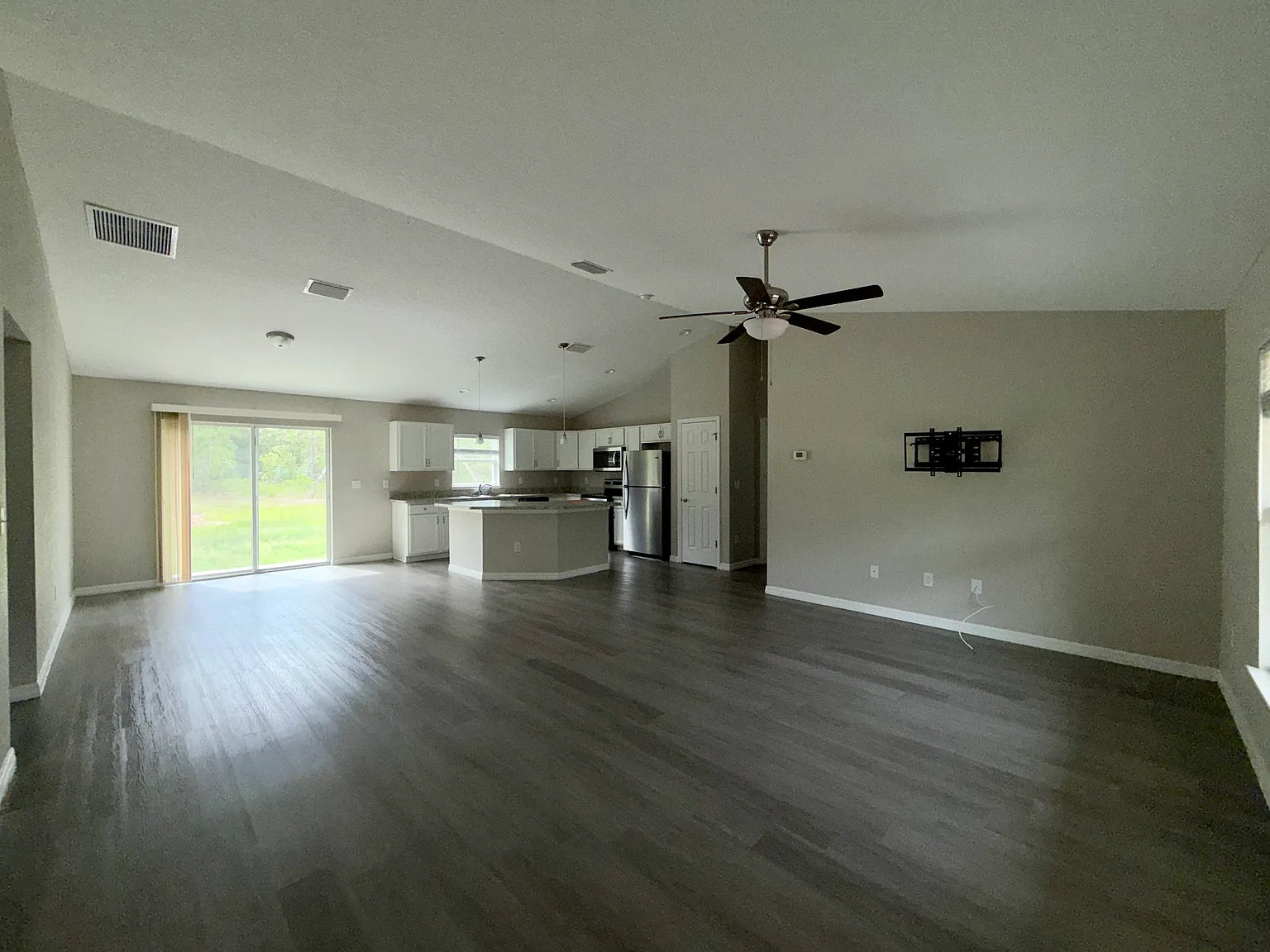 3 bed, 2114 sqft, $1,700 — Photo 4