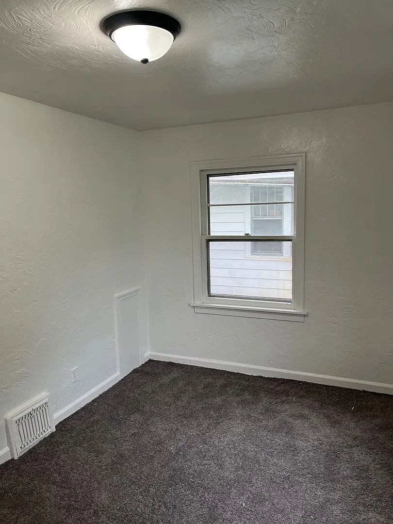 Single Family Home 2 Bd 1 Bath, $950 — Photo 3