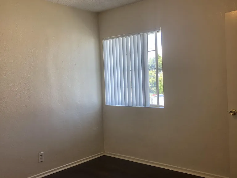 Bedroom Hardwood flooring and Blinds