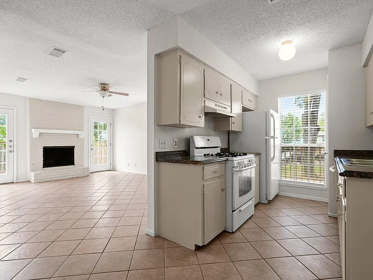 1404 Valleyridge Cir #B — Photo 2