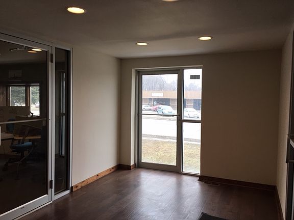 4th image of 704 E Lincoln Way