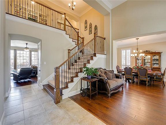 4th image of 927 Birdsong Dr