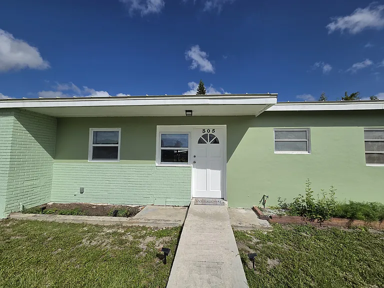 305 SE Airoso Blvd — Photo 5
