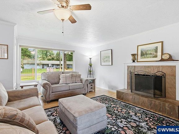 4th image of 247 Cedar St