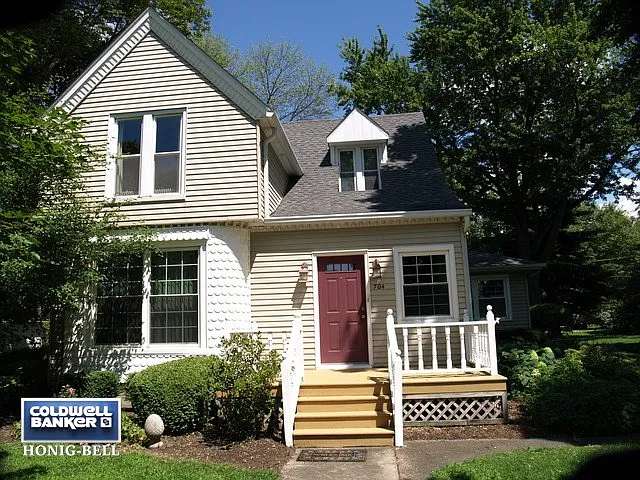 704 Hill St photo 1