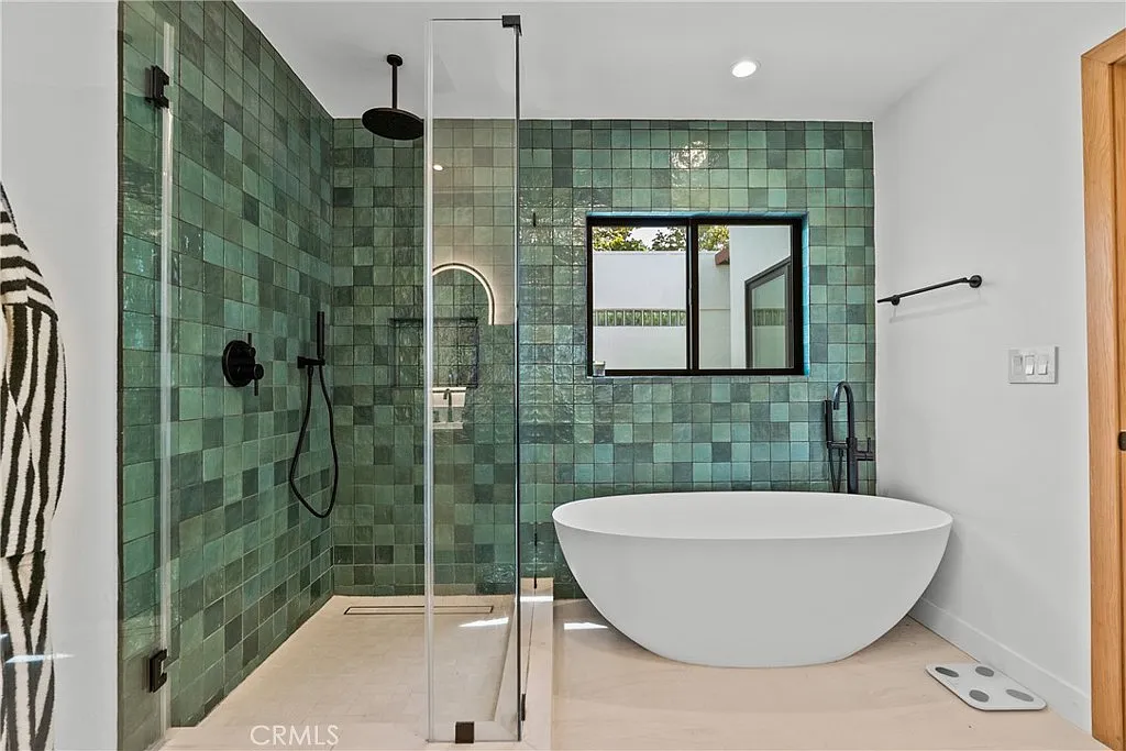3 bed, 2.5 bath, 2493 sqft, $7,800 — Photo 4