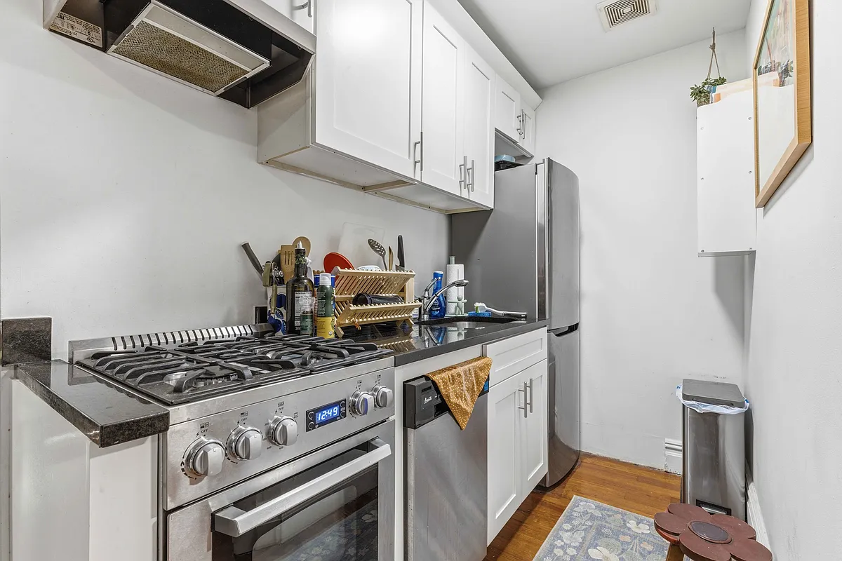 Building Photo - 150 E 3rd St #2