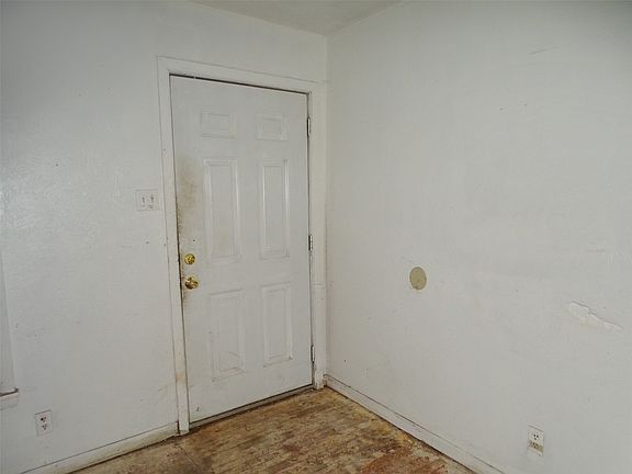 5th image of 3032 Dahlia Dr