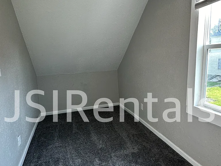1212 E 5th St — Photo 10