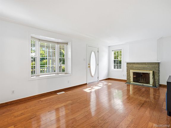 3rd image of 1700 Warren Rd