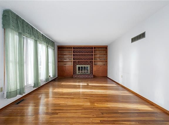 4th image of 107 Chicago Ave