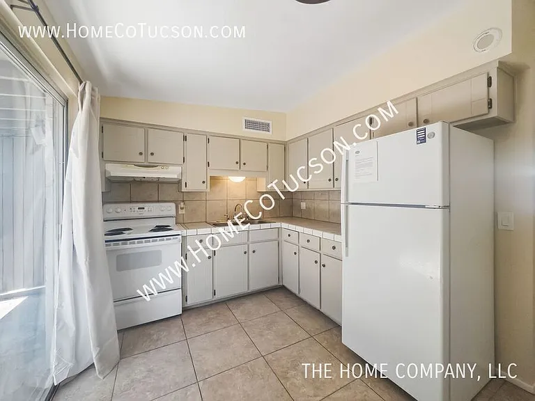 2233 N Catalina Ave — Photo 6