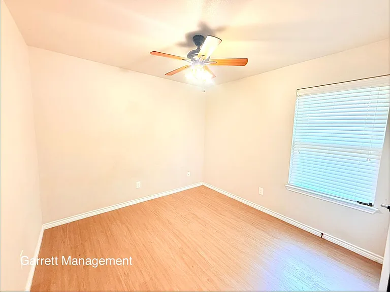 1203 E Avenue G — Photo 10