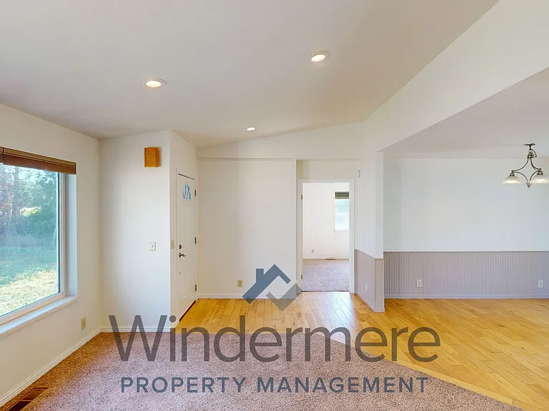 2040 Sunbar St — Photo 4