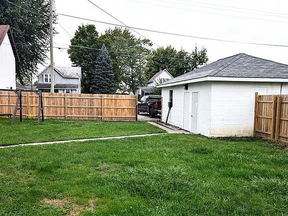 3rd image of 923 Prospect St