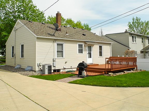 Deck & cobblestone BBQ area