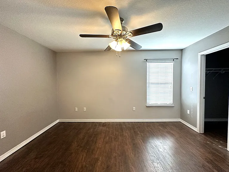 417 Eisenhower Dr — Photo 16