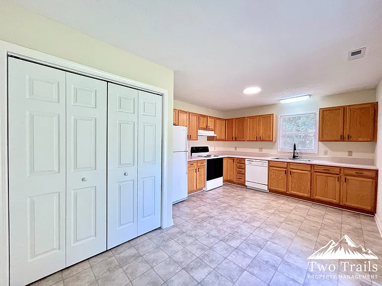 707 Farmington Cir — Photo 5