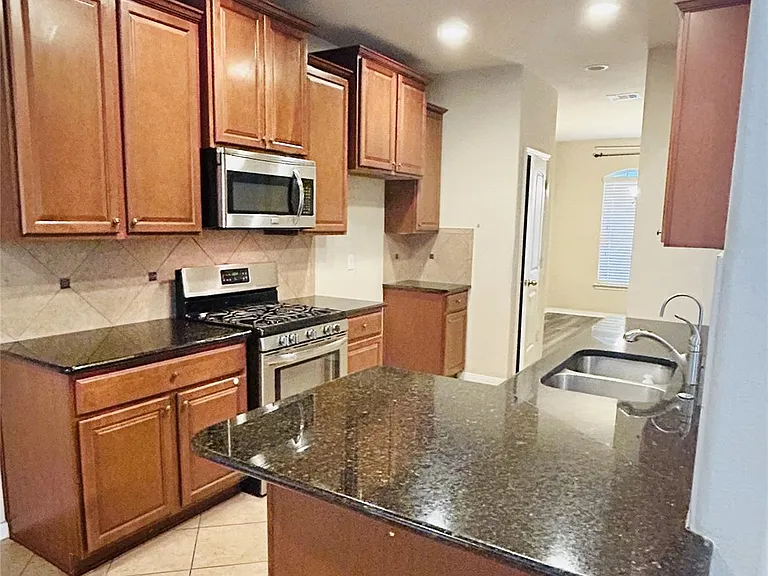 4423 Fenetre Forest St — Photo 17