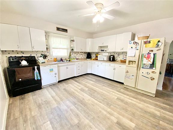 3rd image of 402 Fair St