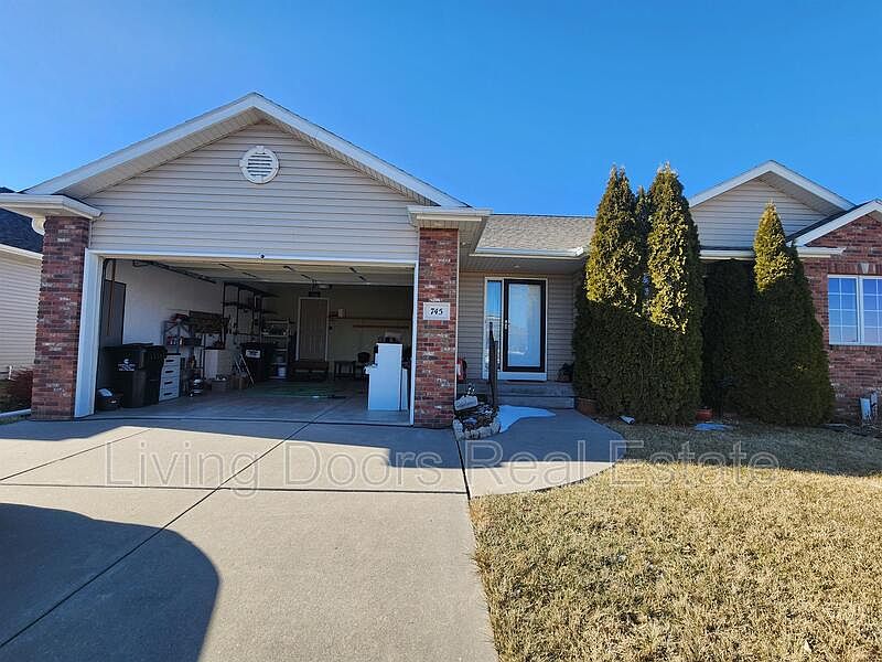1st image of 745 Larkspur Dr
