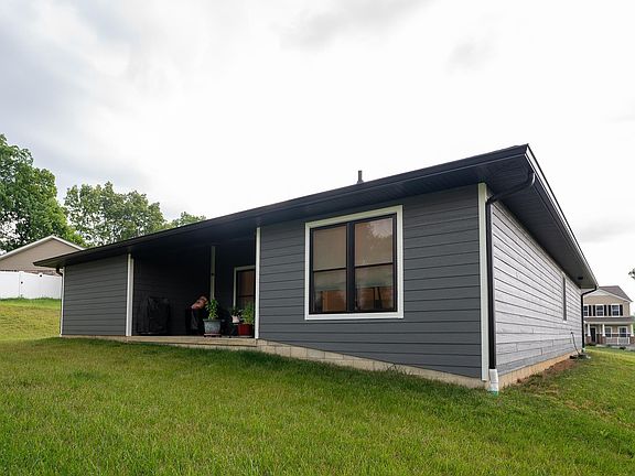 4th image of 1039 E Rachel Way