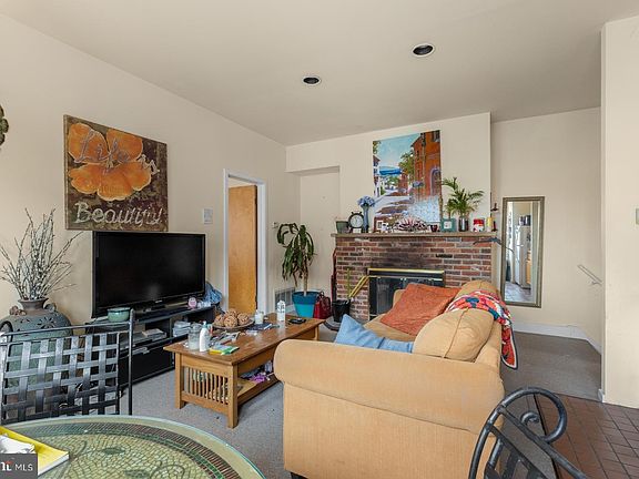 4th image of 846 Corinthian Ave Floor 2