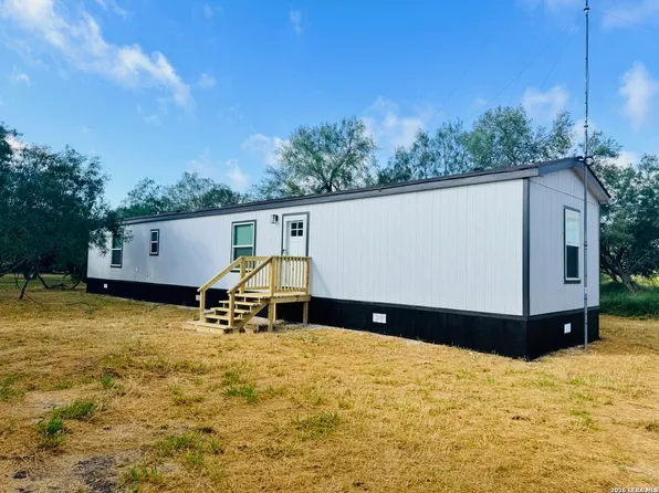 9860 COUNTY ROAD 623, Skidmore, TX 78389