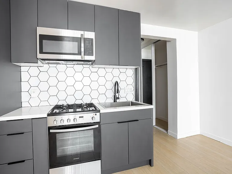 1811 Tamarind Ave — Photo 32