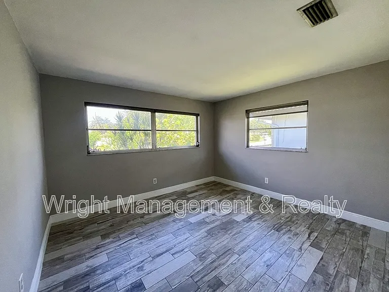 2323 Surrey Ln — Photo 13