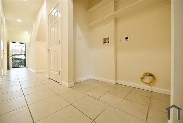 3 bed, 1728 sqft, $3,724 — Photo 3