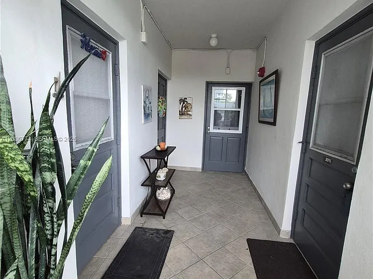 415 NE 2nd St #202 — Photo 8