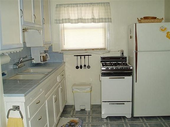 3rd image of 2735 N Mountain View Ave